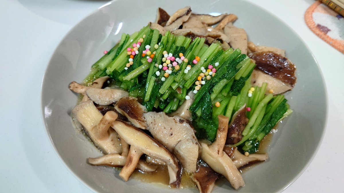 raku_un's tweet photo. 日本だと茸というか、野菜類は洗うことが一般的ですが、一緒に香りや風味も損なってしまうことも多いので、刷毛で���れを落として使っています。
これだけで随分と美味しくなるものです。 https://t.co/H8AOPBnGMc