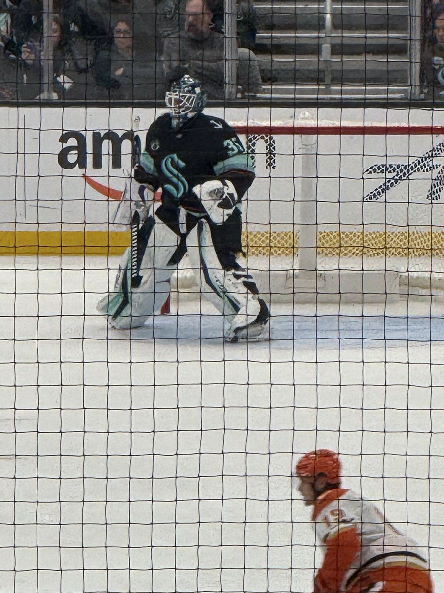 LyfelessonswAnn's tweet photo. Kraken Team Mom Wannabe Era - Anybody out there and agree that Joey’s new pads are hot???!!!! #krakenfan #wannabeteammom #mommentator #seattlehockey https://t.co/breWvxsrId