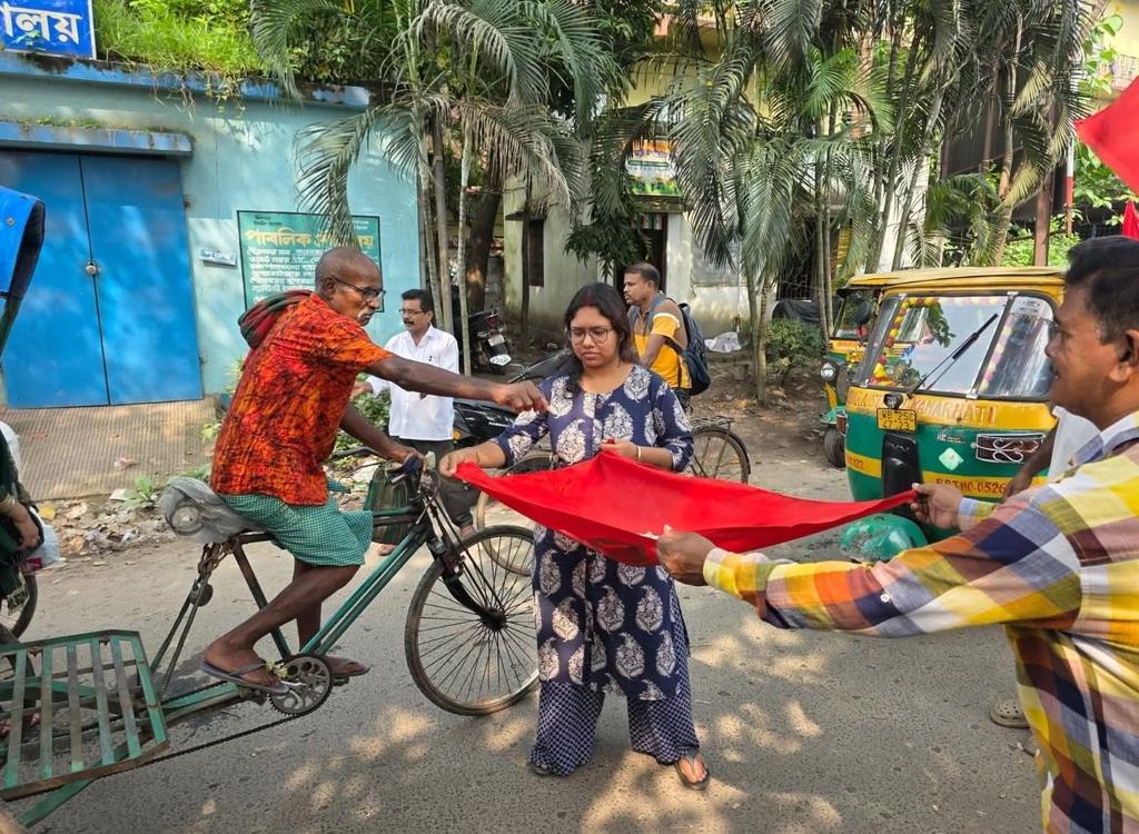 SanjuktaChoudh5's tweet photo. Young activists of DYFI &amp; SFI are collecting money from common people to buy food water medicine &amp; other items of daily use for the victims of flash flood in North Bengal

This has always been the tradition of West Bengal. Corporate funded &amp; run by corporate political parties https://t.co/m0z4L4TDQu