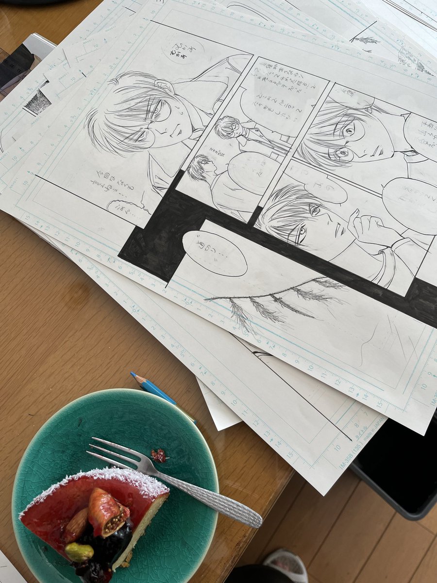 仕事してます。
おやつタイムです。
ドライフルーツのパウンドケーキとペン入れしたばっかりの原稿^_^