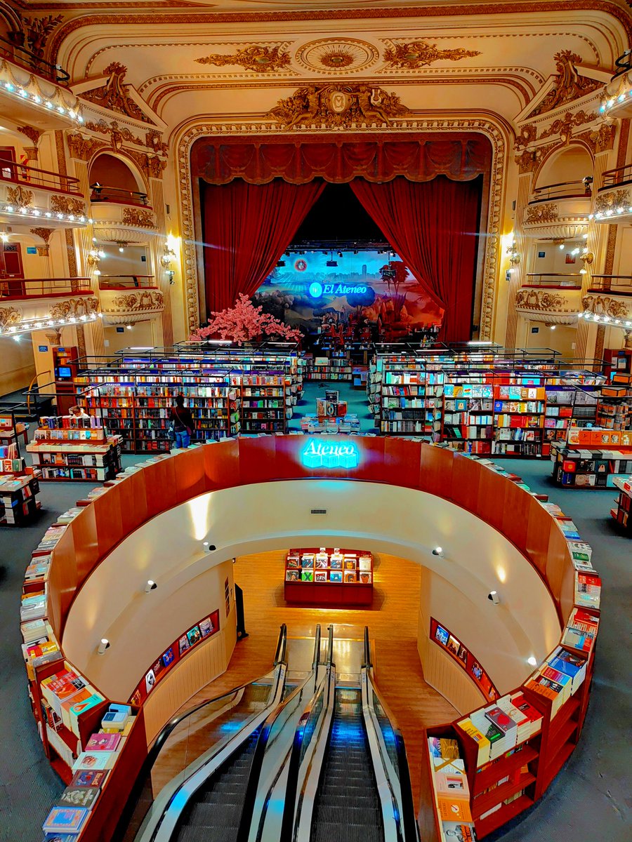 Turisteando en Buenos Aires... Visitamos la emblemática librería Ateneo Grand Splendid, alzada en el ex Teatro Nacional Norte, señalada por el National Geographic como la librería más linda del mundo #LibreriaElAteneo
#BuenosAires #Argentina