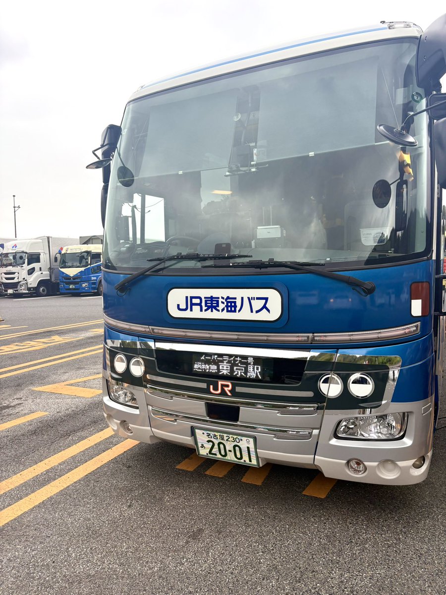 JRtokai_bus's tweet image. レトロバスなら、サービスエリアでの休憩でも、バスを間違えること無し（＾∇＾）！

そして、何と、足柄では青坊主とのこんな並びが！！
晴れても来たので最高です📷☀️

#JR東海バス #レトロバス #ラッピング #日野 #セレガ #運行開始 #長年のご愛顧に感謝 #青坊主 #青屋根 #三菱ふそう #エアロエース…