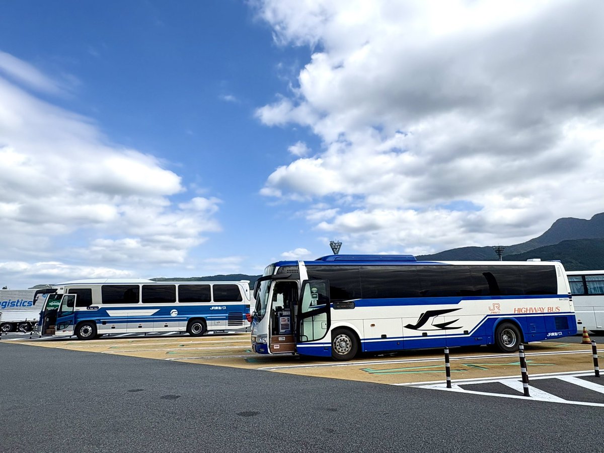 JRtokai_bus's tweet image. レトロバスなら、サービスエリアでの休憩でも、バスを間違えること無し（＾∇＾）！

そして、何と、足柄では青坊主とのこんな並びが！！
晴れても来たので最高です📷☀️

#JR東海バス #レトロバス #ラッピング #日野 #セレガ #運行開始 #長年のご愛顧に感謝 #青坊主 #青屋根 #三菱ふそう #エアロエース…