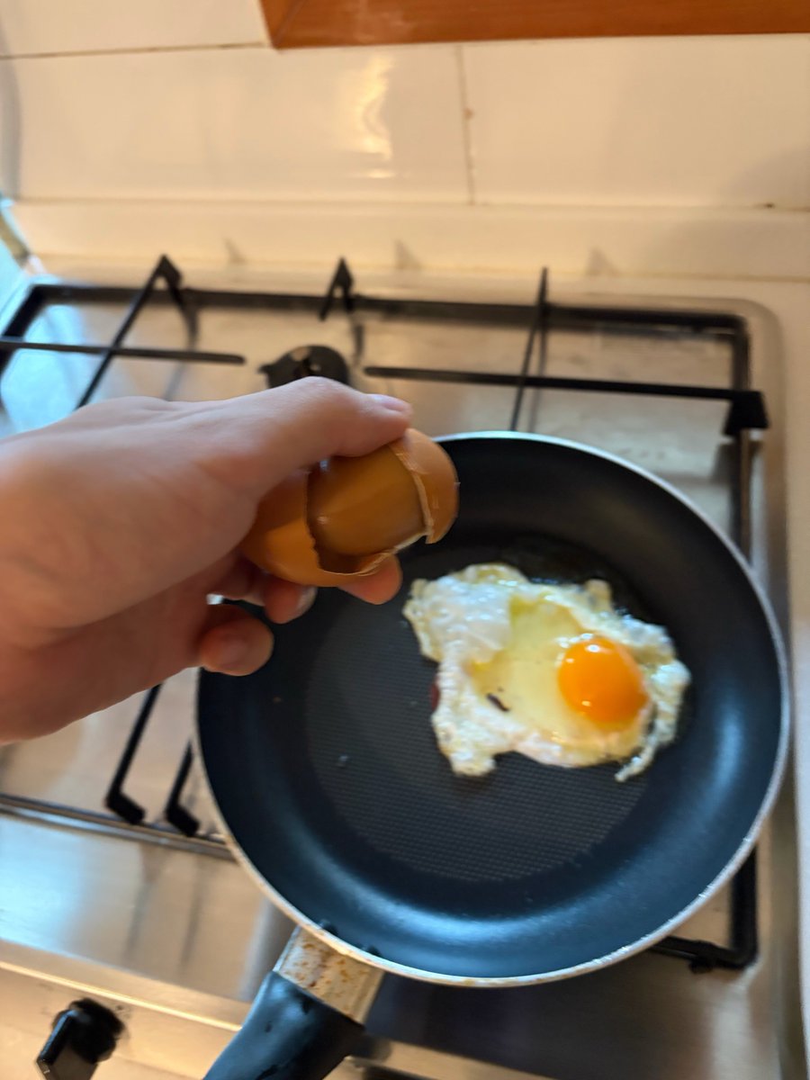 gunilsmenu's tweet image. &amp;gt; gaon wanted to fry some eggs but they were already boiled

&amp;gt; gaon tried eating the boiled eggs with buldak sauce but they somehow turned out raw

&amp;gt; gaon decided to fry the raw eggs only for them to magically turn into boiled eggs Again