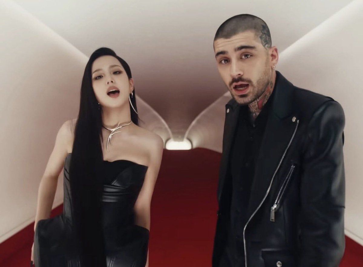 ZJMCRAVE's tweet photo. Jisoo and Zayn have released the music video to ‘Eyes Closed.’

Watch: https://t.co/WeQS77FQgF https://t.co/UzNVU9kxnC
