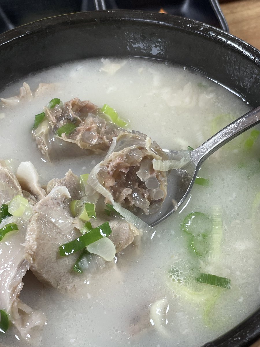 macooo119's tweet photo. 今回の釜山旅行で、一発目のご飯はスンデクッパに！このお店スープもスンデも美味しくて、おばちゃんのお世辞も上手で…笑素敵なお店だった！昼から飲んでるおじおばいるお店はおいしいのよ！ちな、ブルーリボンありでした🎀！
📍西面駅 https://t.co/59YtWPffW9