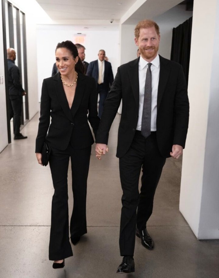 ArchewellBaby's tweet image. Presenting Project Healthy Minds Humanitarians of the year, Prince Harry and Duchess Meghan.