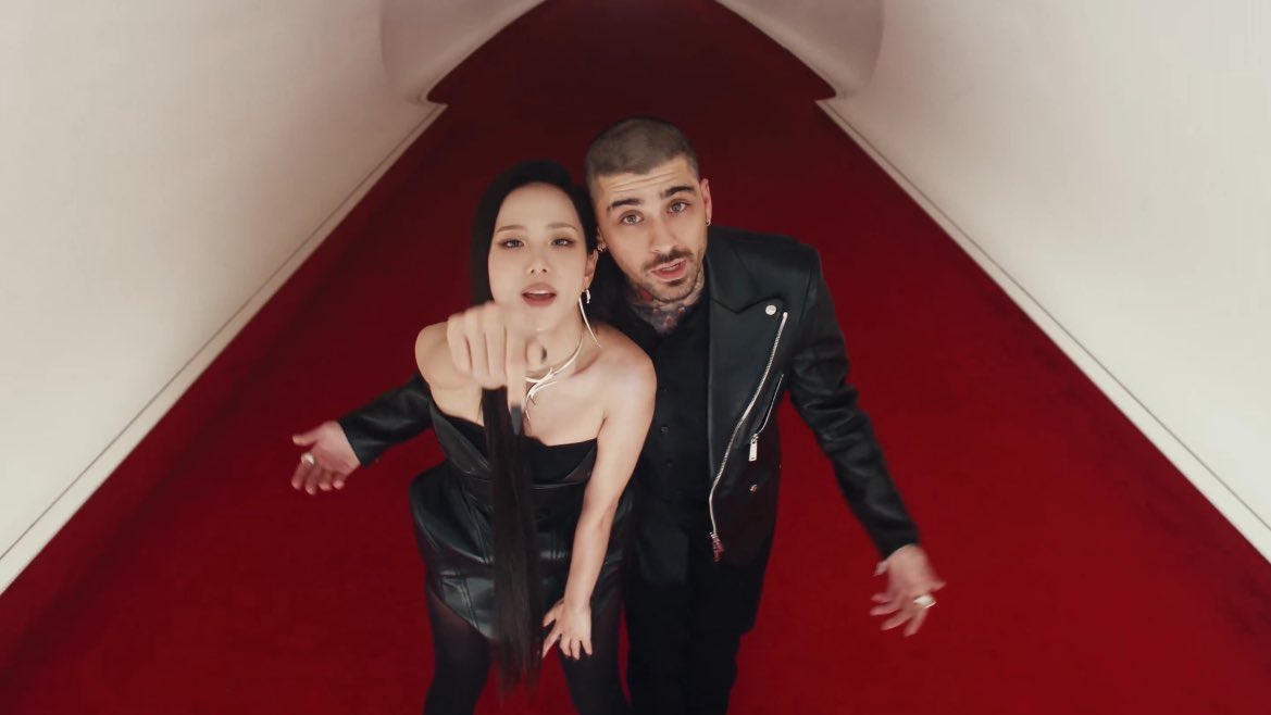JISOO &amp; ZAYN have released the music video for “EYES CLOSED.”

Watch: youtu.be/EN1tMeXQii0?si…