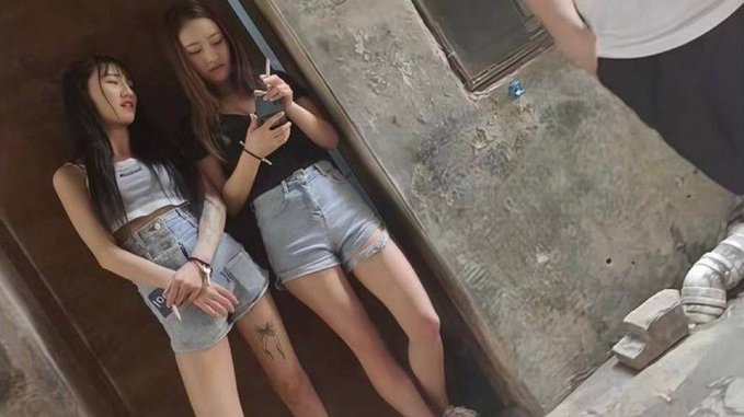 #苏州 #站街 #扫街
吴趋坊庙王巷附近，晚上都会出来，有几个身材挺好的，快餐200 口+100。