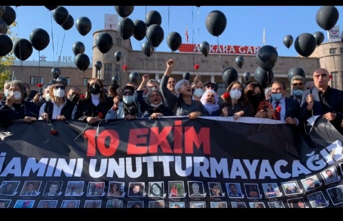 Bundan tam 10 yıl önce, 10 Ekim 2015’te Ankara Gar Meydanında barış talebiyle toplanan on binler, çeşitli nedenlerle yol verilen IŞİD canilerinin saldırısına uğradı. 104 kişi hayatını kaybetti. Saygı  ile anıyoruz...