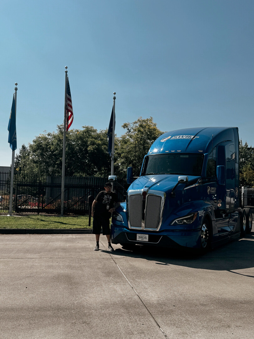 SwiftTransport's tweet image. Out of our Troutdale terminal, we have a NEW Million Mile Driver!
Congratulations, Stephen, for all your hard work and dedication over the years. Stephen has been with Swift for 10 years and has done his share of mentoring as well.
Keep on truckin' 💪
