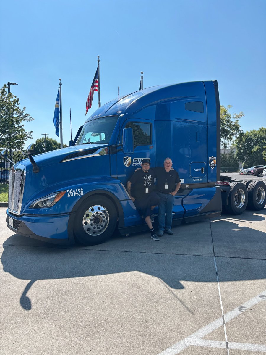 SwiftTransport's tweet image. Out of our Troutdale terminal, we have a NEW Million Mile Driver!
Congratulations, Stephen, for all your hard work and dedication over the years. Stephen has been with Swift for 10 years and has done his share of mentoring as well.
Keep on truckin' 💪