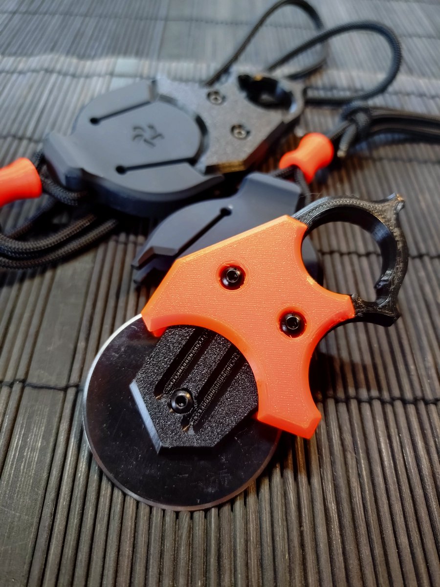 NEMOTOKNIVES's tweet image. 予約開始致します。
CBH-R45-U01 "GRIFFMOND"

グリフモント
全長93㎜（シース込103㎜）、刃長40㎜（直線計測）
重量44ｇ（シース込）
オルファ社ロータリーカッター替刃45㎜使用、及び同規格品使用可能。
ハンドルカラー：黒、オレンジの2種

価格等、DMにてお問い合わせください。
予約数全数製作。