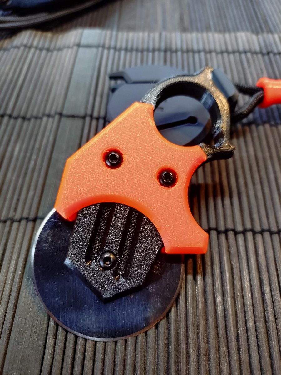 NEMOTOKNIVES's tweet image. 予約開始致します。
CBH-R45-U01 "GRIFFMOND"

グリフモント
全長93㎜（シース込103㎜）、刃長40㎜（直線計測）
重量44ｇ（シース込）
オルファ社ロータリーカッター替刃45㎜使用、及び同規格品使用可能。
ハンドルカラー：黒、オレンジの2種

価格等、DMにてお問い合わせください。
予約数全数製作。