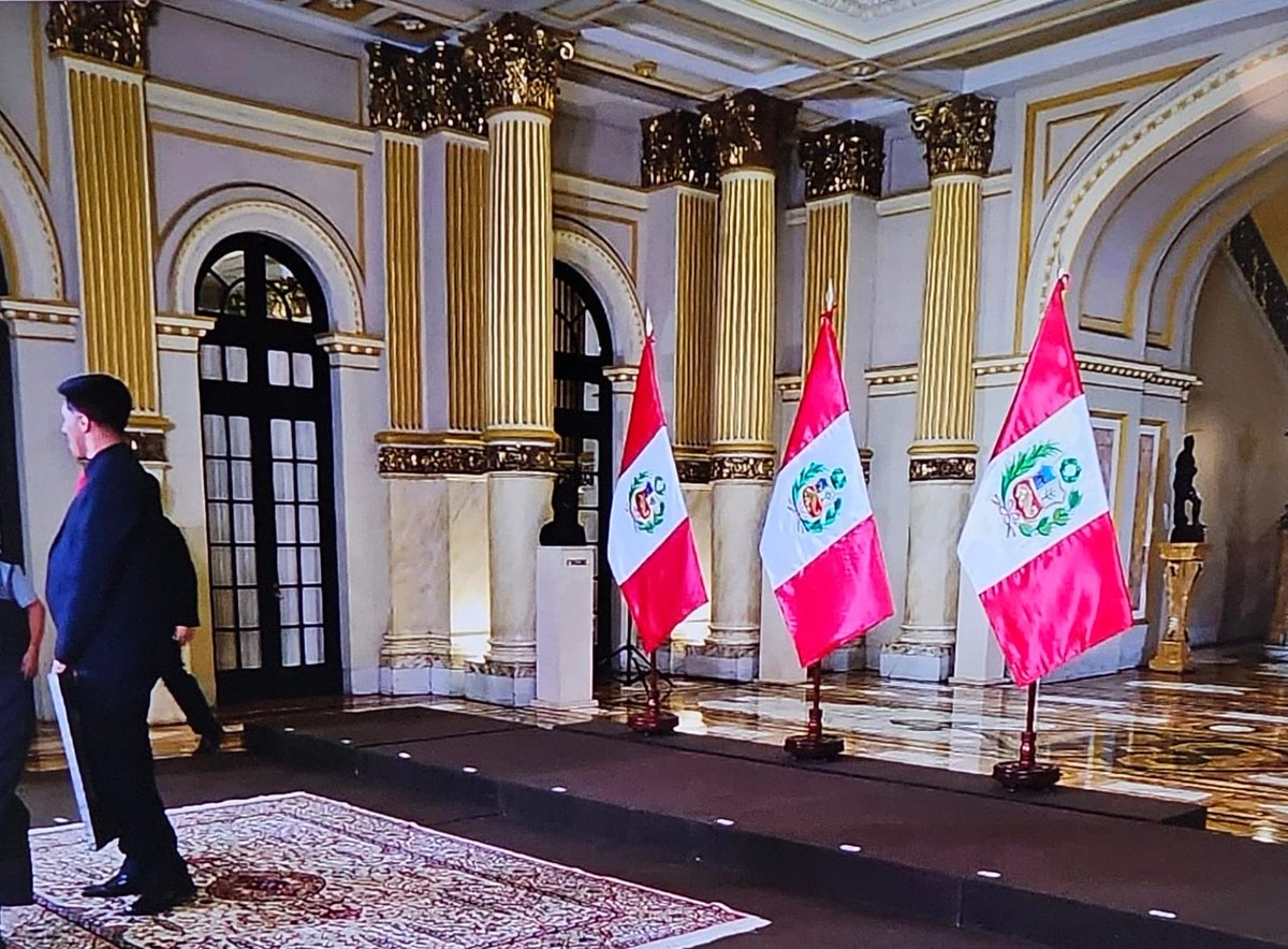 Epicentro_TV's tweet photo. Imagen de este momento dentro de Palacio de Gobierno. Estamos en vivo aqui https://t.co/N6kGfcJEDr https://t.co/J40a8kWGlg