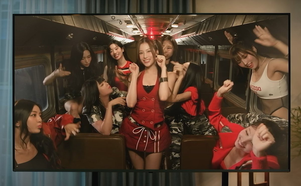 _MinSohyun_'s tweet image. Pelo amor de deus twice isso foi desumanoooo

#TEN_The_Story_Goes_On #MEplusYOU
#TWICE_10th_Anniversary