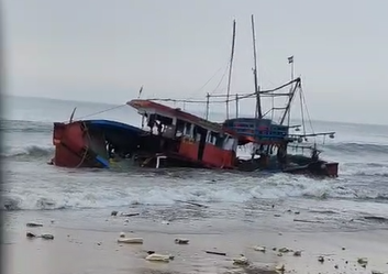 ArgusNews_in's tweet image. #Kendrapara : Eight fishermen miraculously saved even as their fishing boat, named Maa Tarini’ capsized in sea near the coast at Satabhaya, Rajnagar late last night. After the capsizal, all fishermen swam ashore safely

#FishingBoat #capsized #fishermen #Kendrapara