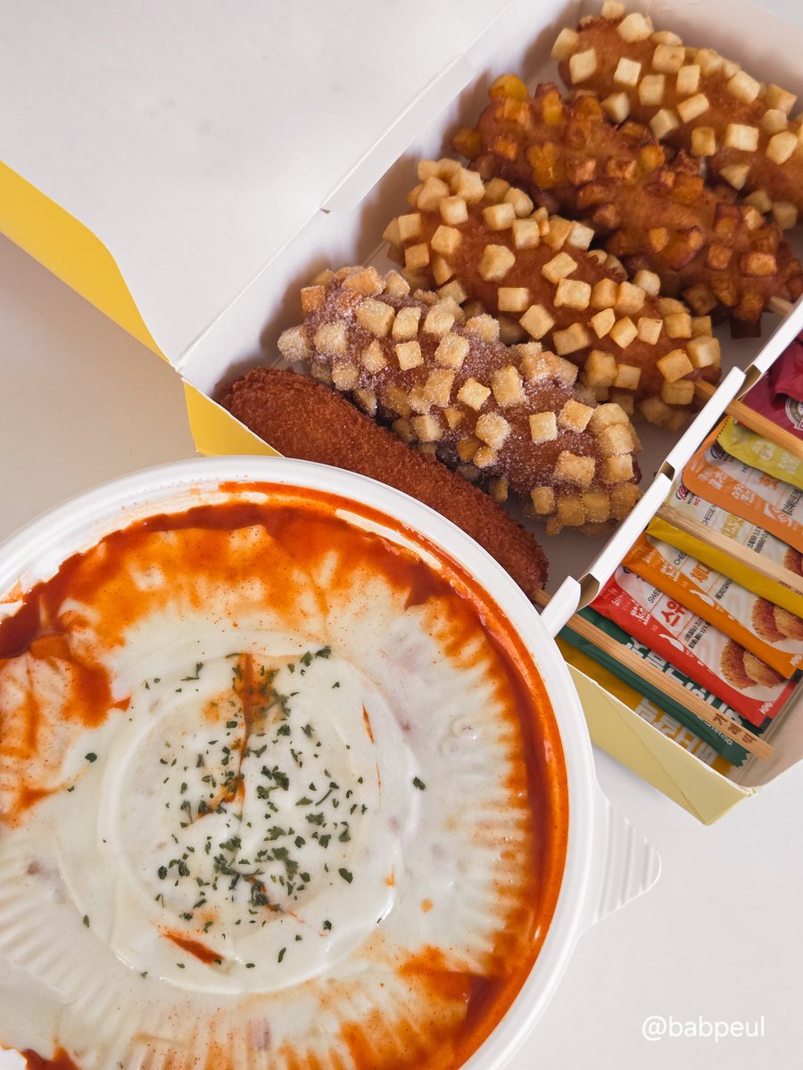 연휴 최후의 만찬으로 먹은 명랑핫도그 신메뉴 
럭키 모짜라이스롤 떡볶이
라이스페이퍼 떡 붐이었을때 만들기 귀찮아서 여태 안 먹어봤는데 명랑이 이제 대신 만들어주는 세상이 됏슨,,
근데 이거 쫀득하니 맛있어요 치즈떡이 ㄹㅇ 끝도 없이 늘어남 저 떡만 추가하고 싶을정도,,