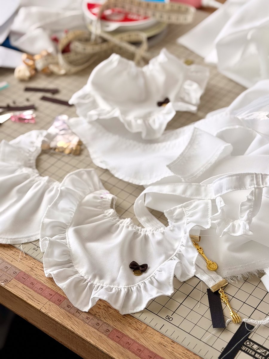 nanairotentou_'s tweet photo. 次回作のtinyfoxメイド服、エプロンのシルエットを調整中です🪡
ふんわり広がるのも好きなのですが、広がりすぎてどこか可愛らしさが薄れている気がして…。
かといって控えめすぎると、“ときめき”が足りない🤔いちばん可愛いバランスを見つけたくて、少しずつ形を変えながら試しています。 https://t.co/FRi3NagYkX