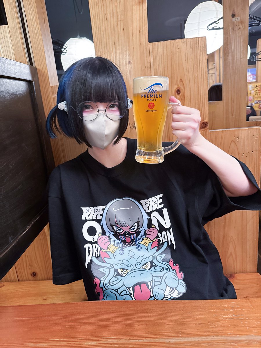 nuta_no_sekai's tweet image. この後、りーぺさんにいただいたおTシャツで乾杯しまちた