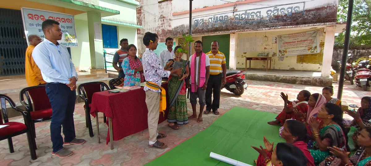 SubdegaS's tweet image. Felicitation of &quot;Swachha Saathi&quot; of Hamirpur GP by Panchayat Administration during Special Gram Sabha held on Dt.- 02.10.2025 for their outstanding work in the field of &quot;Swachh Bharat Mission&quot;....
#SwachhBharat #SwachhataHiSeva #adminstration  @IPR_Odisha @CMO_Odisha @PMOIndia