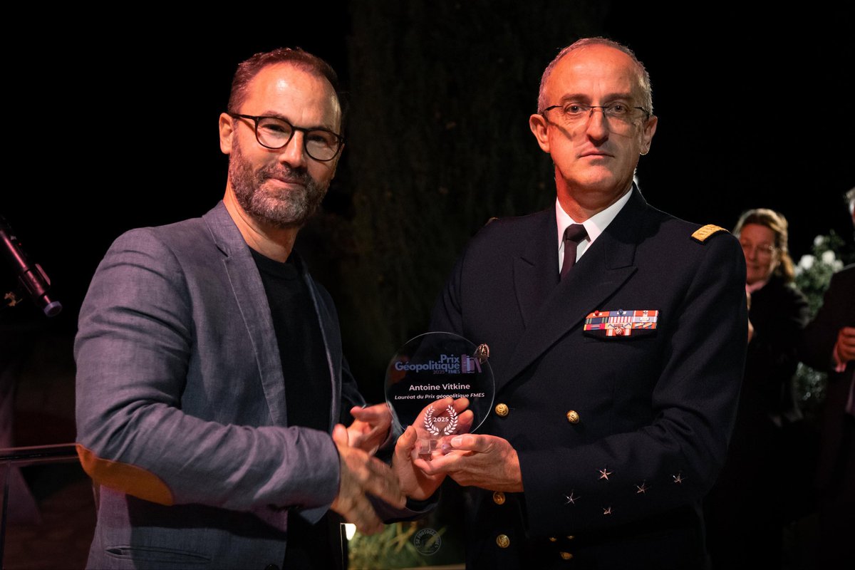 Bravo à <a href="/antoinevit/">Antoine Vitkine</a> pour ce superbe Prix du livre géopolitique de l’<a href="/InstitutFMES/">Institut FMES</a> remis à Toulon par le <a href="/CEMM_FR/">Chef d'état-major de la Marine</a>, l’Amiral Vaujour, pour son livre : TRIADES, la mafia chinoise à la conquête du monde. <a href="/Ed_Tallandier/">Éditions Tallandier</a> <a href="/isabellbouche/">Isabelle Bouche</a> <a href="/JeannePhamTran/">Jeanne Pham Tran</a> 🙏🏻🤩