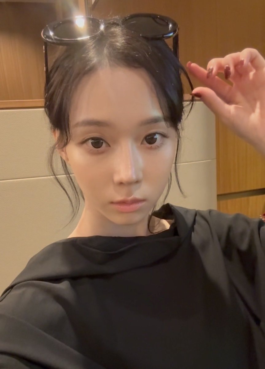 winterstellars's tweet image. she just went through all the minjeongie expressions she has in her system