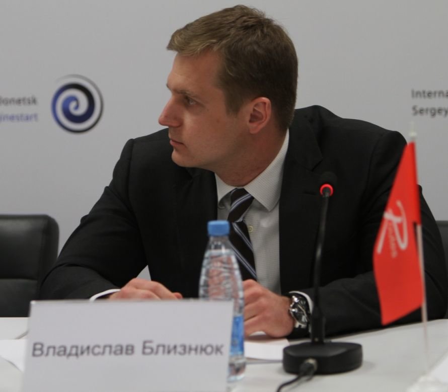 Директор Донецького аеропорту, який не працює вже 10 років, — весь цей час отримує зарплату, ще й з індексацією. Наразі це ≈25 тисяч гривень на місяць.

І так у нас у всьому. Адміністрації давно неіснуючих міст переїхали в тил і продовжують пиляти бюджет. Для них це ідеальна