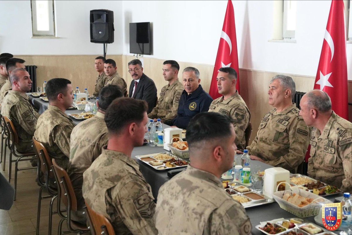 İçişleri Bakanımız Sayın Ali YERLİKAYA ve Jandarma Genel Komutanımız Orgeneral Sayın Ali ÇARDAKCI; Hakkâri, Yüksekova, Dağlıca, Aktütün, Yeşilova, Hacı Bey Çayı, Esendere bölgesi ve İran sınır hattında havadan incelemelerde bulunmalarını müteakip Esendere Jandarma Karakol