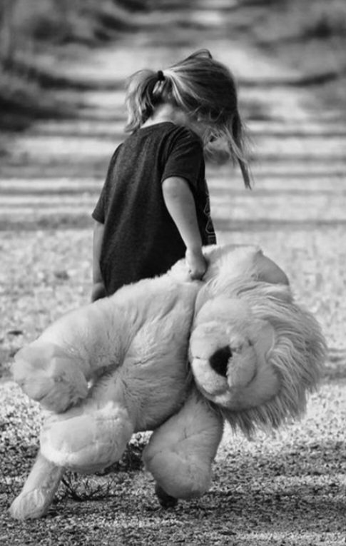 Gitmek isteyen, bavulundan Önce mazeretlerini hazırlamıştır.