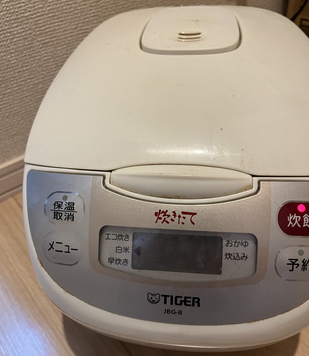 xekd3021's tweet image. 新旧の炊飯器で新米を同時に炊いてみたよ🍚

炊き立てはどちらも美味しいです！新米ﾀﾞｶﾗﾈ…若干、新しい方が風味がいいかな？
差が出るのは冷めたあと
お弁当に持って行ったご飯は旧型より確実に美味しかった〜😋

⬅️土鍋圧力IHジャー炊飯器・2024年製
　🌾マイコン炊飯ジャー・2012年製➡️