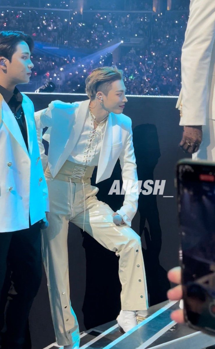 n0xi_f's tweet image. 옆머리 벅벅 민 거 보면 죽는 여자