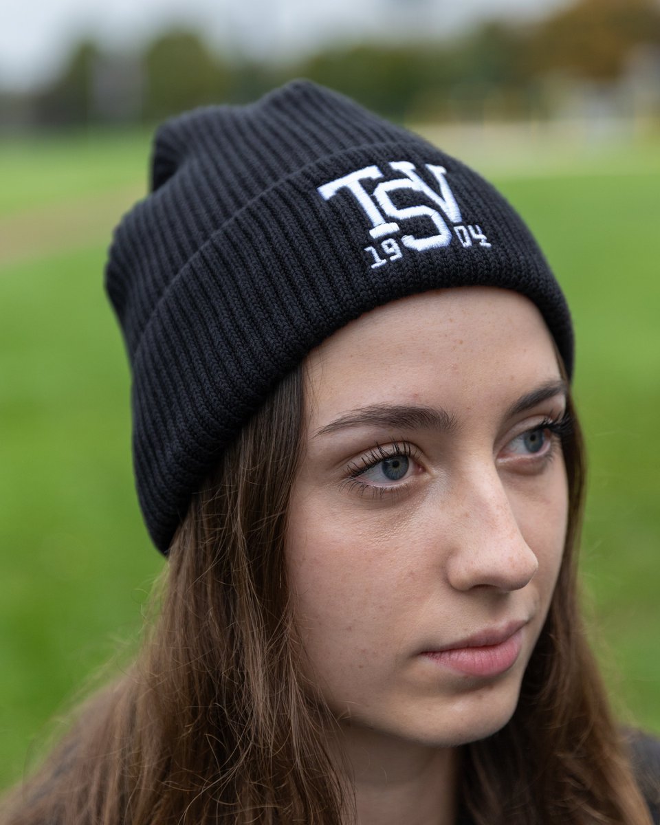 Herbstzeit beginnt, Mützenzeit beginnt. Also kommt unser nächster Banger 😁
Die NEUE schwarze Strickmütze mit hochwertigem TSV-Stick sitzt bequem, hält warm und begleitet dich zuverlässig durch kühlere Tage. 
Ab sofort im Onlineshop 😉👇
tsvbayer04.shop