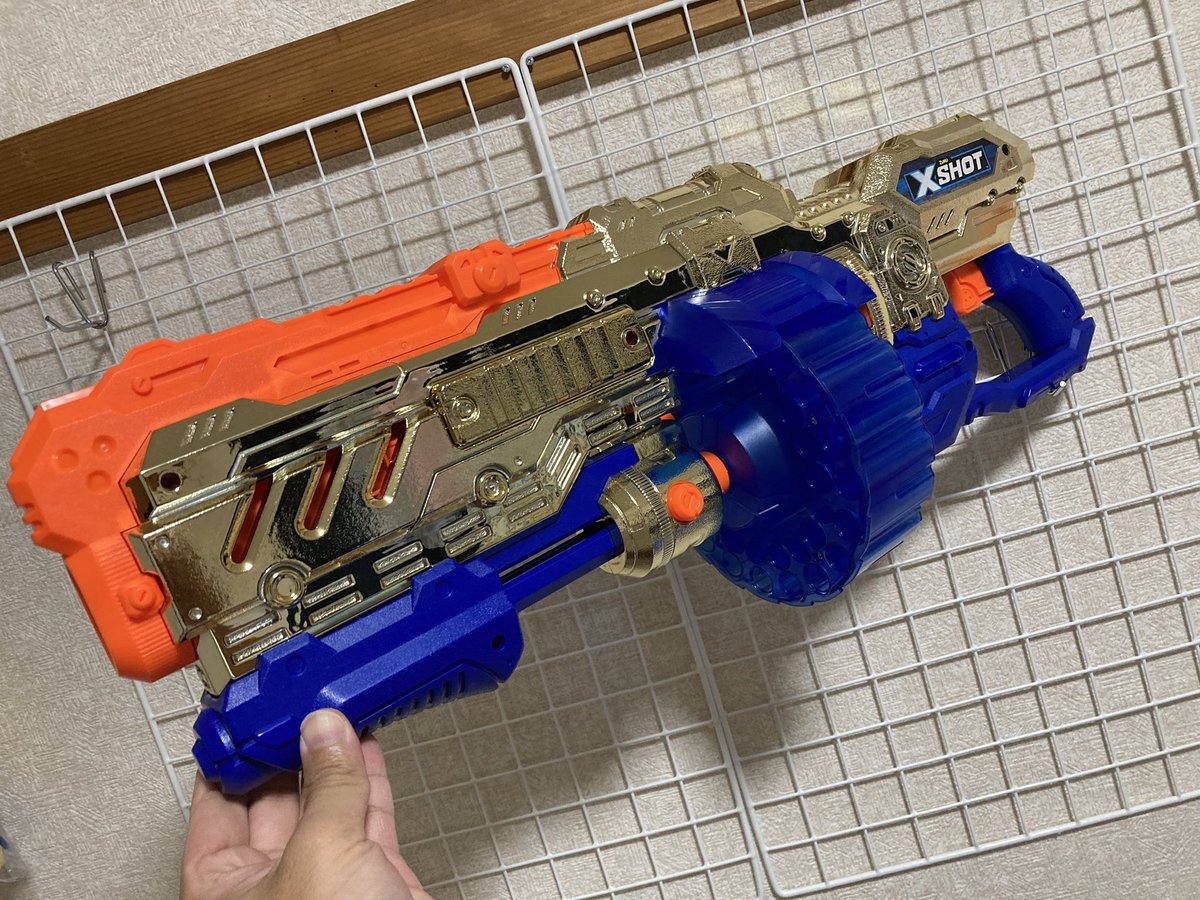 FFlost's tweet image. さぁさぁ今日は待ちに待った10/10
X-SHOTの日！
お気に入りのX-SHOTブラスターを貼っていきましょうっ
私はもちろん金ピカのやつら！！！ナーフにはあまり見ない配色。全装金メッキなんてどうかしてる！
彼らは偽物のナーフじゃない！ホンモノのエックスショットだ！！

 #xshot
#ナーフじゃないやつ