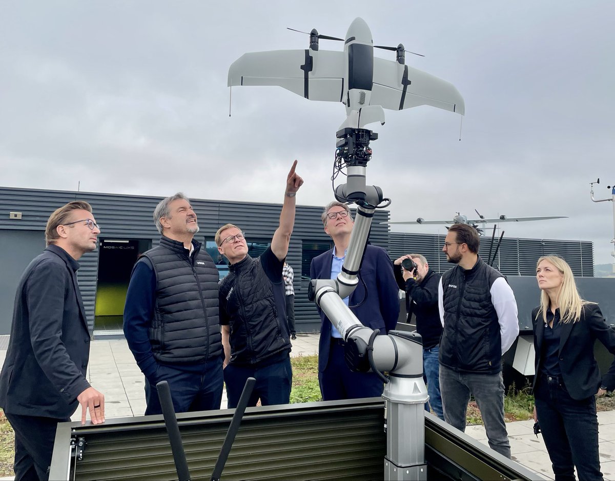 Drohnenpilot Söder: Bei Quantum Systems in Gilching testet der MP gerade die neuen Modelle, darf selbst einen Start steuern. Hintergrund ist auch die geplante Aufrüstung der Landespolizei.