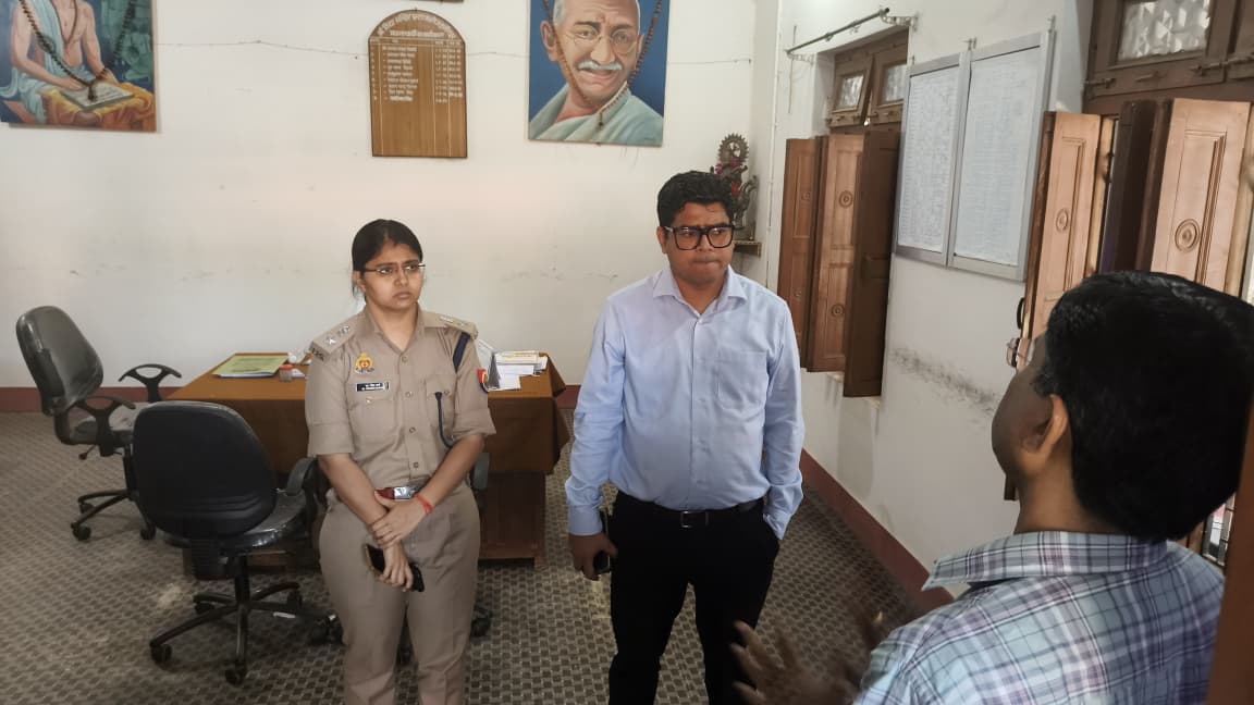 VinodTri3887's tweet photo. ब्रेकिंग न्यूज हमीरपुर 
पी सी एस परीक्षा की तैयारी को लेकर जिलाधिकारी, पुलिस अधीक्षक ने किया परीक्षा केन्द्रों का निरीक्षण कर सुरक्षा,पेयजल, विद्युत, यातायात नियंत्रण, अभ्यर्थियों के प्रवेश प्रबंधन का गहन अवलोकन किया@uppolice@dmhamirpur https://t.co/O0H6MZL19a