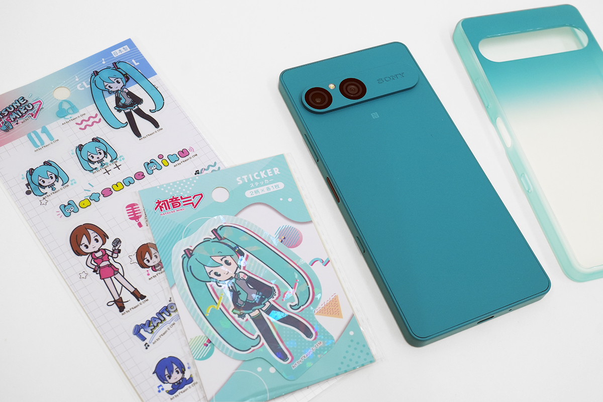 Xperia 10 VII ターコイズと純正カバーとステッカーを用意するじゃろ