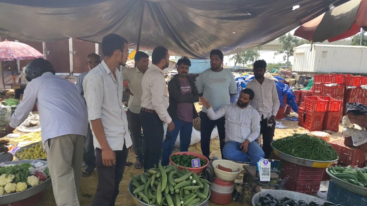 Swachh_Jaipur's tweet photo. नगर निगम ग्रेटर, जयपुर और डिज़ायर फ़ाउंडेशन टीम द्वारा सब्ज़ी मंडी में ग्राहकों को कपड़े के झोले के उपयोग हेतु जागरूक किया गया तथा क्लॉथ बैग वेंडिंग मशीन के उपयोग की जानकारी एवं प्रशिक्षण भी दिया गया।

#SwachhBharat #swachhsurvekshan2025 #SUPBan

@SwachhBharatGov @SmdsbmU https://t.co/CUlA6iHTqK
