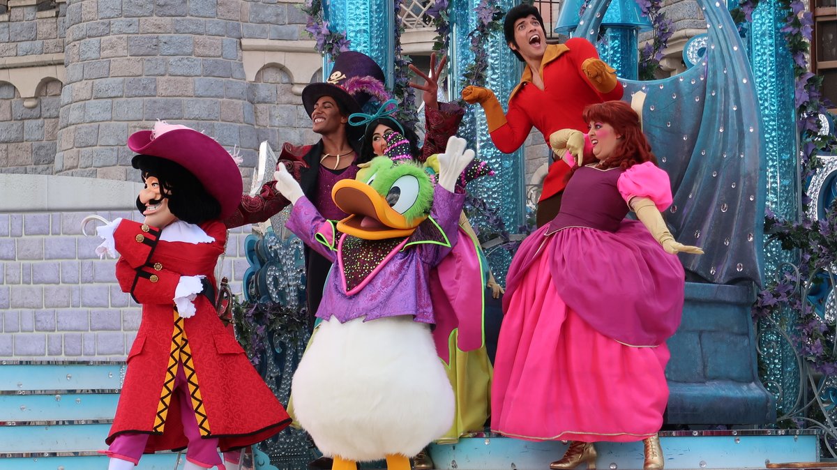 PixiedustDLP's tweet image. Throwback: 🎃 It's Good to be Bad with the Disney Villains and Donald Duck as Maleficent (2018). #DisneylandParis #DisneyHalloween