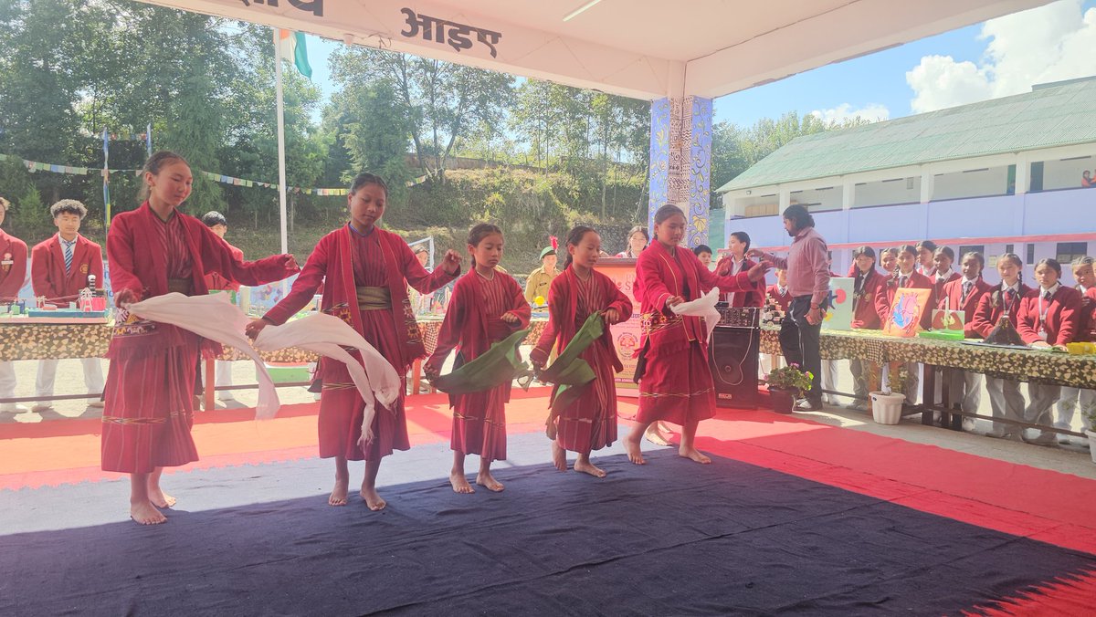 diprotawang's tweet photo. It was truly heartening to see the talented students of @jnv_tawang present a beautiful hand-drawn portrait of DC Tawang, @NamgyalAngmo,IAS 

DC expressed her heartfelt gratitude to the students for their thoughtful gesture. 

The students also showcased an impressive range of working models,colourful cultural performances and clay crafts during the exhibition held after the VMC meeting. 

VMC members deeply appreciated the innovative ideas of the children and the dedicated efforts of the principal @mlgothwal and faculty in nurturing creativity and learning at JNV Tawang.

#JNVtawang #InnovationInEducation #StudentCreativity #Tawang #ArunachalPradesh #NamgyalAngmo #EducationForAll