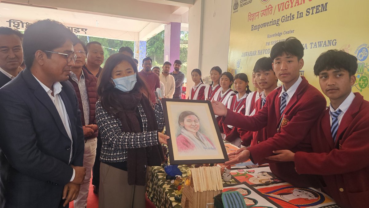 diprotawang's tweet photo. It was truly heartening to see the talented students of @jnv_tawang present a beautiful hand-drawn portrait of DC Tawang, @NamgyalAngmo,IAS 

DC expressed her heartfelt gratitude to the students for their thoughtful gesture. 

The students also showcased an impressive range of working models,colourful cultural performances and clay crafts during the exhibition held after the VMC meeting. 

VMC members deeply appreciated the innovative ideas of the children and the dedicated efforts of the principal @mlgothwal and faculty in nurturing creativity and learning at JNV Tawang.

#JNVtawang #InnovationInEducation #StudentCreativity #Tawang #ArunachalPradesh #NamgyalAngmo #EducationForAll