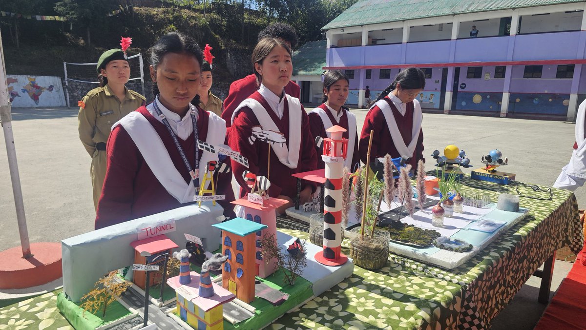diprotawang's tweet photo. It was truly heartening to see the talented students of @jnv_tawang present a beautiful hand-drawn portrait of DC Tawang, @NamgyalAngmo,IAS 

DC expressed her heartfelt gratitude to the students for their thoughtful gesture. 

The students also showcased an impressive range of working models,colourful cultural performances and clay crafts during the exhibition held after the VMC meeting. 

VMC members deeply appreciated the innovative ideas of the children and the dedicated efforts of the principal @mlgothwal and faculty in nurturing creativity and learning at JNV Tawang.

#JNVtawang #InnovationInEducation #StudentCreativity #Tawang #ArunachalPradesh #NamgyalAngmo #EducationForAll