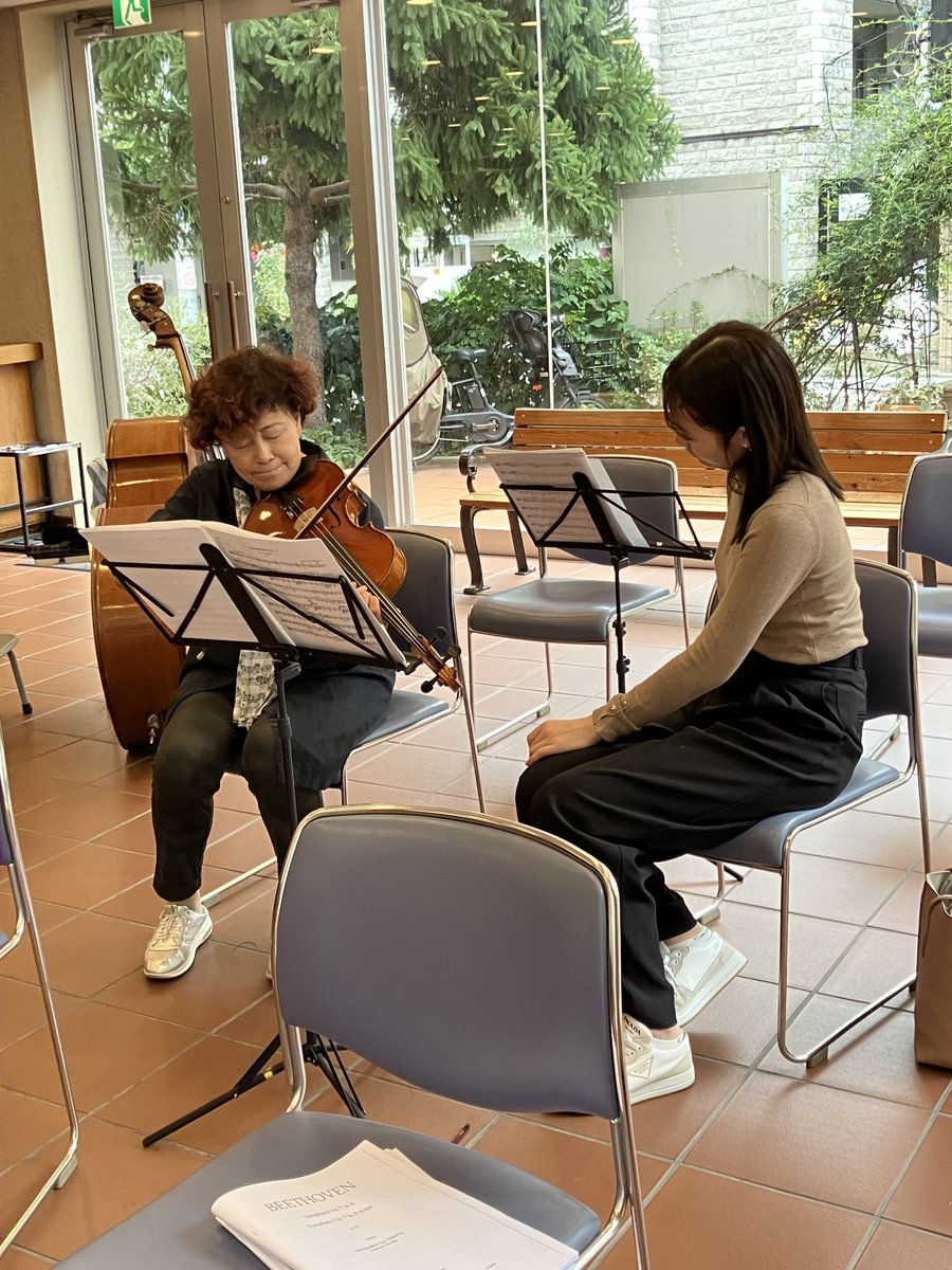 昨日の活動からスナップショット。ヴィオラの百武由紀先生がアカデミー生の楽器をメンテナンス。やはり長年の経験がモノを言いますね。さらにチェロの山本裕康先生は、実際にお手本を見せつつ談笑。和やかな中にも進歩が見える、充実した時間でした！