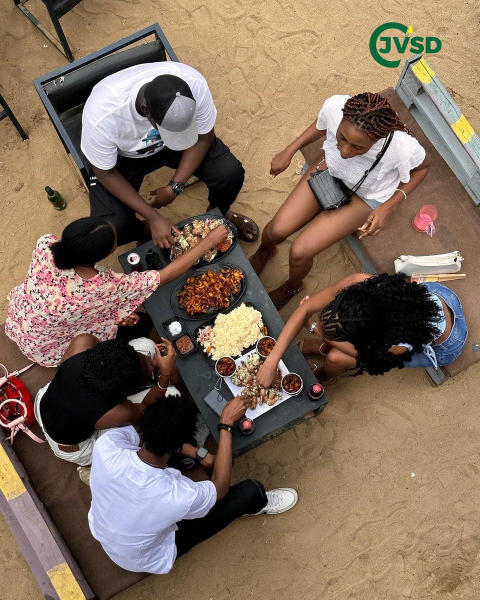 SobebraBJ's tweet photo. Ce week-end, on ne dort pas. Du Vendredi au Dimanche, y a poulet Josh 🔥🔥🔥 

RDV ce Vendredi APD de 20H 00 à @ZeSpot, dans l'enceinte de Canal Olympia Wologuèdè pour apprendre du talent de Joshua Cooker avec une bière pression offerte. 
🎟️Entrée Libre et Gratuite

Samedi et Dimanche on déménage tout au Centre Sportif SOWETO d'Akpakpa APD de 15H avec Famouz DJ
Le menu, on le connaît déjà par cœur : c'est Poulet Josh et tu choisis ton accompagnement. 
Viens avec 5 000 F tu as ton menu et une bouteille de World Cola si tu fais partie des 300 premiers à commander. 

Choppes tes pass ici 👉 https://t.co/buBNhYv413 et viens profiter avec tes potes. 
🎟️Pass simple à 1 000 F / VIP : 10 000 FCFA 
📅 11 & 12 octobre 2025 APD de 15H