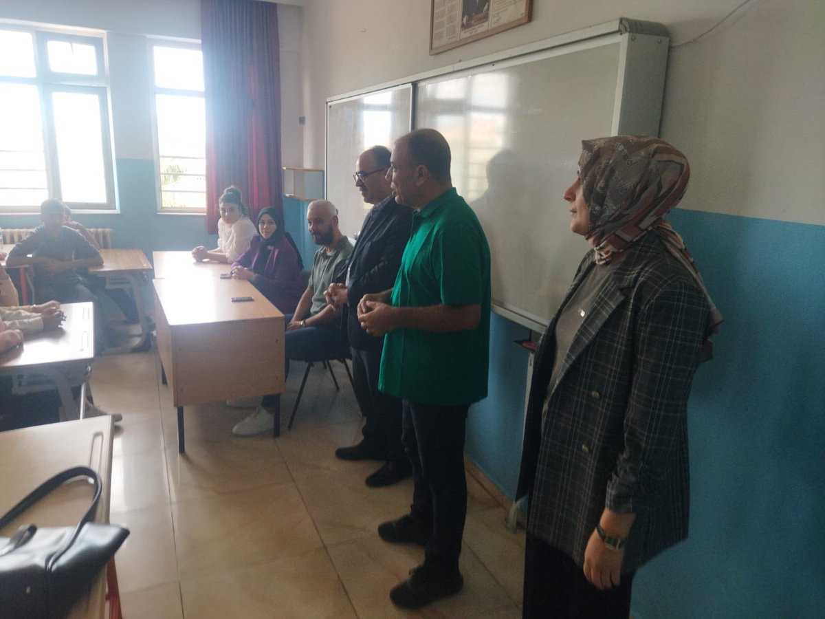 NizipCmtal's tweet photo. Ahilik Haftası etkinliklerimiz kapsamında sigorta acentesi Funda Bedir, emlak danışmanı Bekir Akçakoca ve avukat Songül Kalkan okulumuzda seminer vermişlerdir. Katılımları ve emekleri için teşekkür ederiz. https://t.co/3kEV3a0Bzf