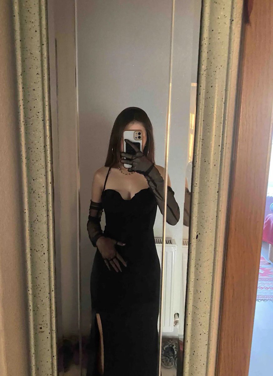 Şuursuz enayi varlıklar sizi aşağıladıkça ne kadar zavallı olduğunuzu hissedip bana daha da bağımlı hale geliyorsunuz bana muhtaçsınız ezik ruhlarınızı tatmin etmek için burdayım derhal huzuruma gelip kraliçenizi mutlu edeceksiniz💅 #finansalköle