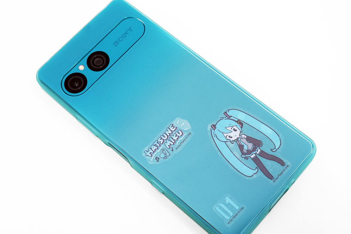 Xperia 10 VII ターコイズと純正カバーとステッカーを用意するじゃろ