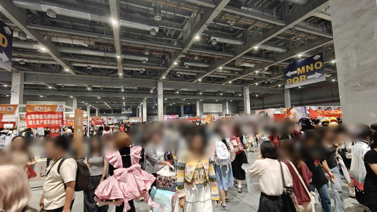 这个mmk师就这样坐我旁边 在这样的环境里突然就画出了两张这样的图   恐怖如斯