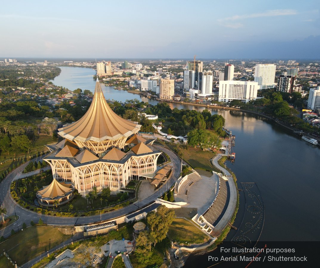 NewsBFM's tweet photo. 📌 Sabah and Sarawak just got their biggest slice yet under Belanjawan 2026. Here’s where the money’s going.

• Sabah’s development allocation rises to RM6.9 billion (from RM4.4 billion in 2022), while Sarawak receives RM6 billion (compared to RM2.9 billion in 2022).

• The special grant for both states will be doubled to RM600 million, from RM300 million in 2023.

• RM1.67 billion is allocated for Phase 1A of the Pan Borneo Highway Sabah. Phase 1 of the Sarawak-Sabah Link Road is expected to be completed in Nov 2026, while Phase 2 is currently underway, to be completed by mid-2029.

• Putrajaya will channel RM1.2 billion to ensure uninterrupted power supply in Sabah, despite the full handover of electricity regulation to the state last year.

• An additional RM765 million is provided for the Southern Link Transmission Line Project to ensure long-term supply continuity following the Penampang landslide in September.

• RM1 billion, allocated since 2024, is being used for water projects in Sabah, including pipe replacement works in Kota Kinabalu, Penampang, and Putatan, expected to be completed next year.

• The MADANI Seabed Cable Connection will be developed at a cost of RM2 billion to ensure digital parity between East and West Malaysia.

• RM20 million is allocated to add trading sites and upgrade basic facilities for Tamu Desa (rural markets) in Sabah and Sarawak.