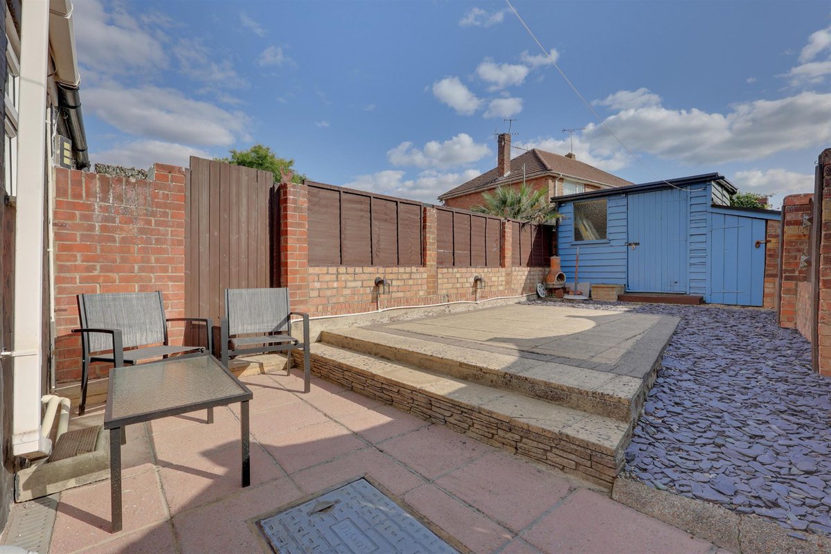 A tastefully decorated, three bedroom end-of-terrace #home in #Bedhampton, #Havant, that has been well looked after by the current owner. 

Info- pearsons.com/properties/wes…

Call Pearsons Estate Agents Havant office 023 9248 6244